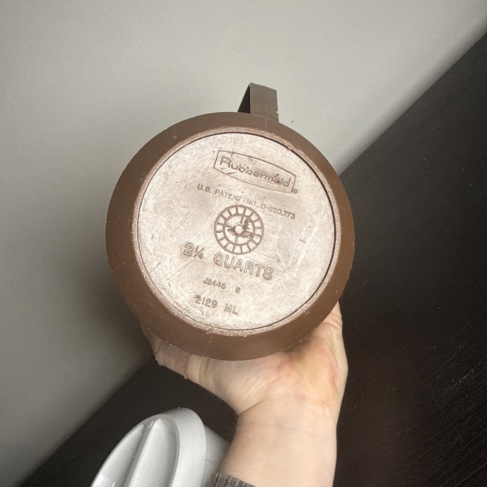 Vintage Brown W/ White Lid Rubbermaid 2.25 Quarts Pitcher - Picture 8 of 14